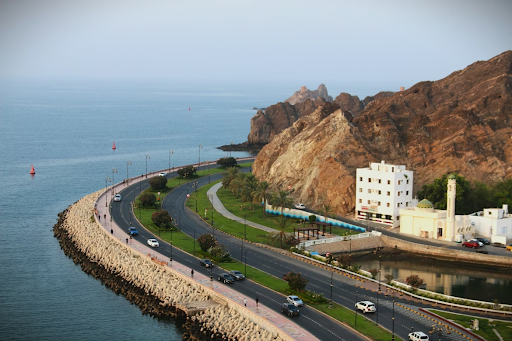 كيف يمكن للعائلات العمانية إدارة مخاطر الاستثمار: الموازنة بين العقارات والأدوات الخاضعة للتنظيم والتقلبات الرقمية