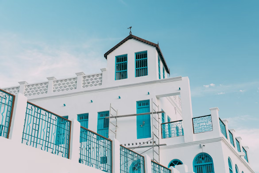 الصورة: منزل سكني في عمان | ألبرت كانيتي عبر Unsplash